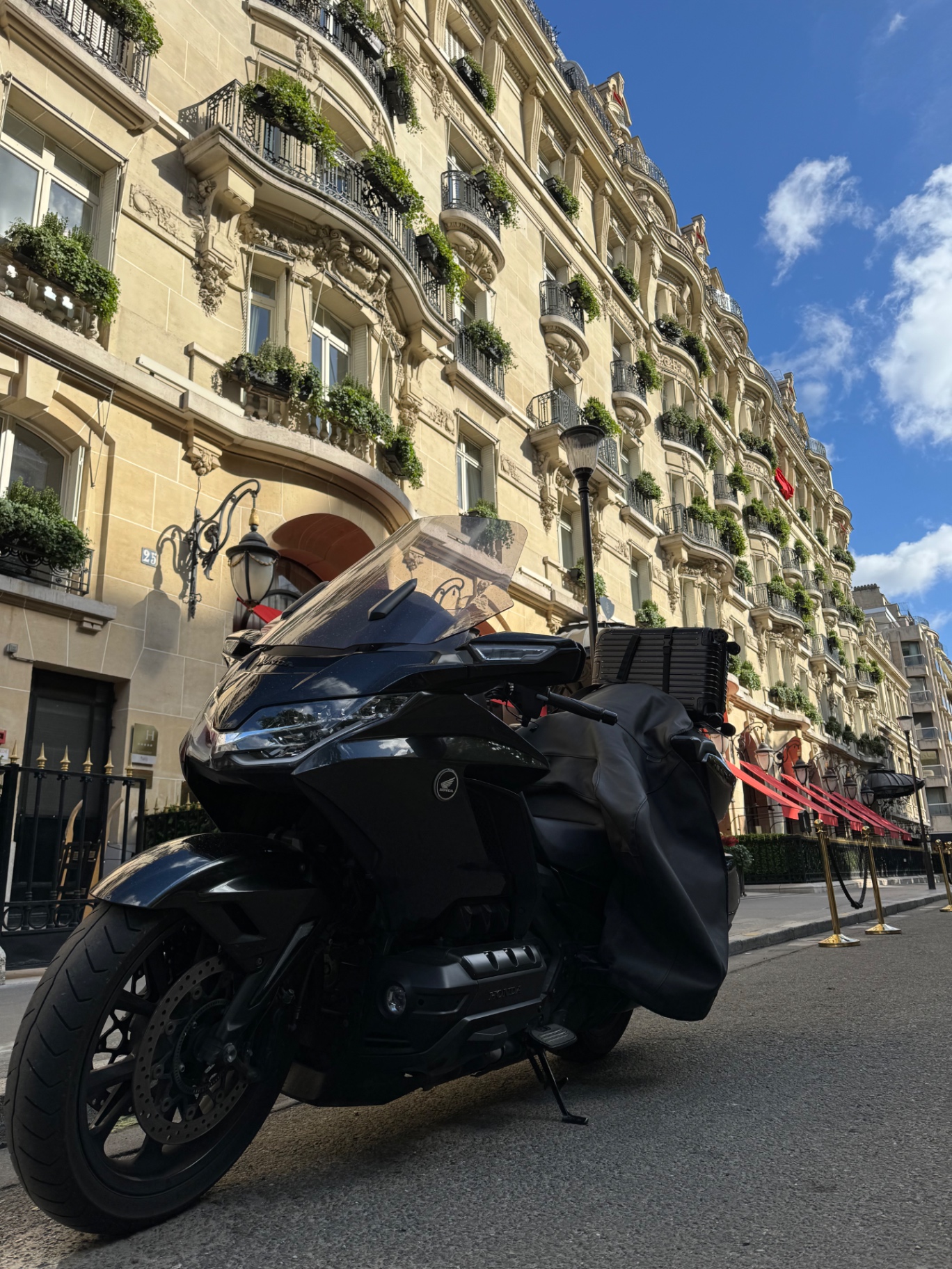 Taxi moto Honda Goldwing devant un hôtel haussmannien à Paris