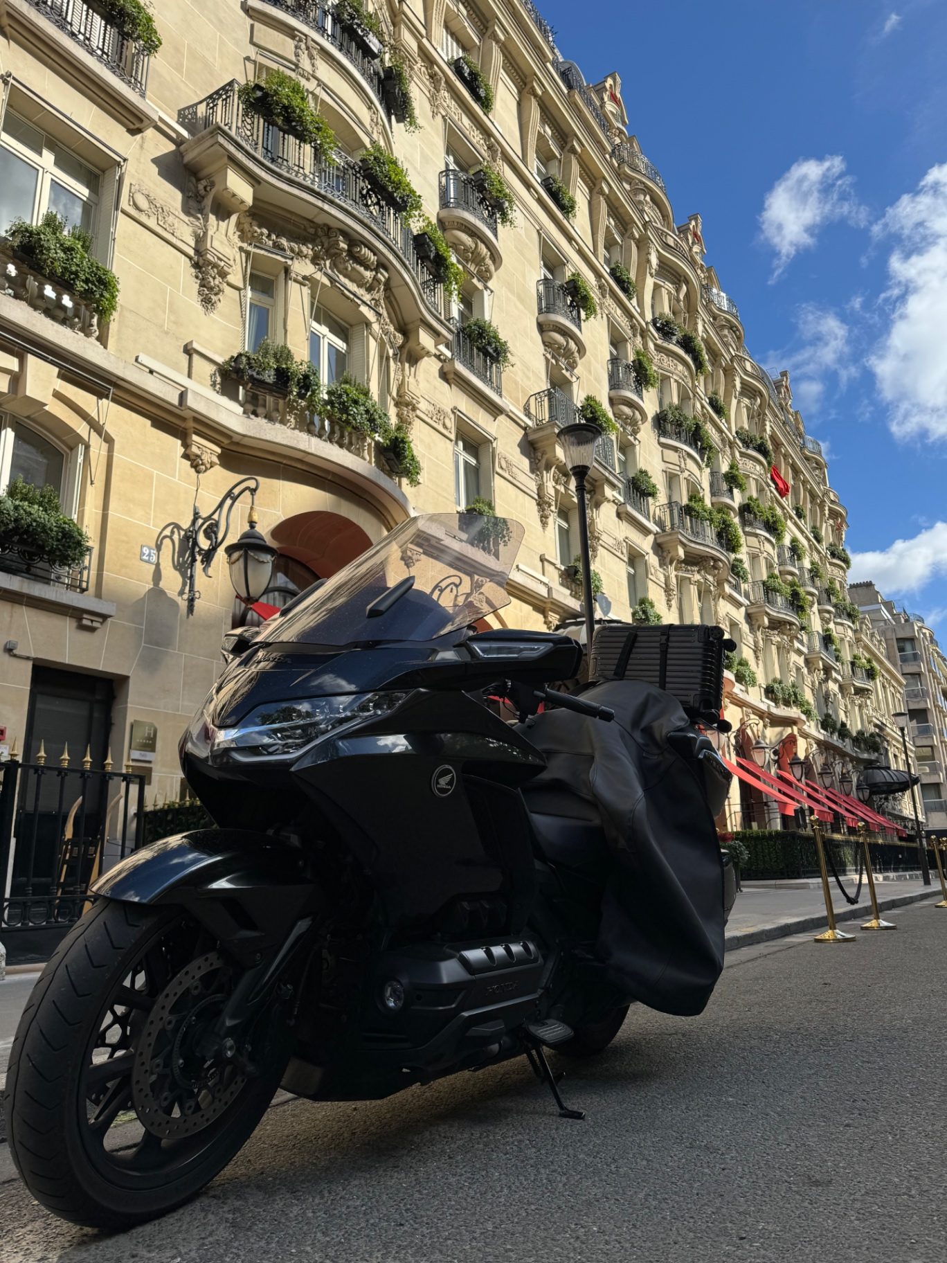 Taxi moto Honda Goldwing devant un hôtel haussmannien à Paris